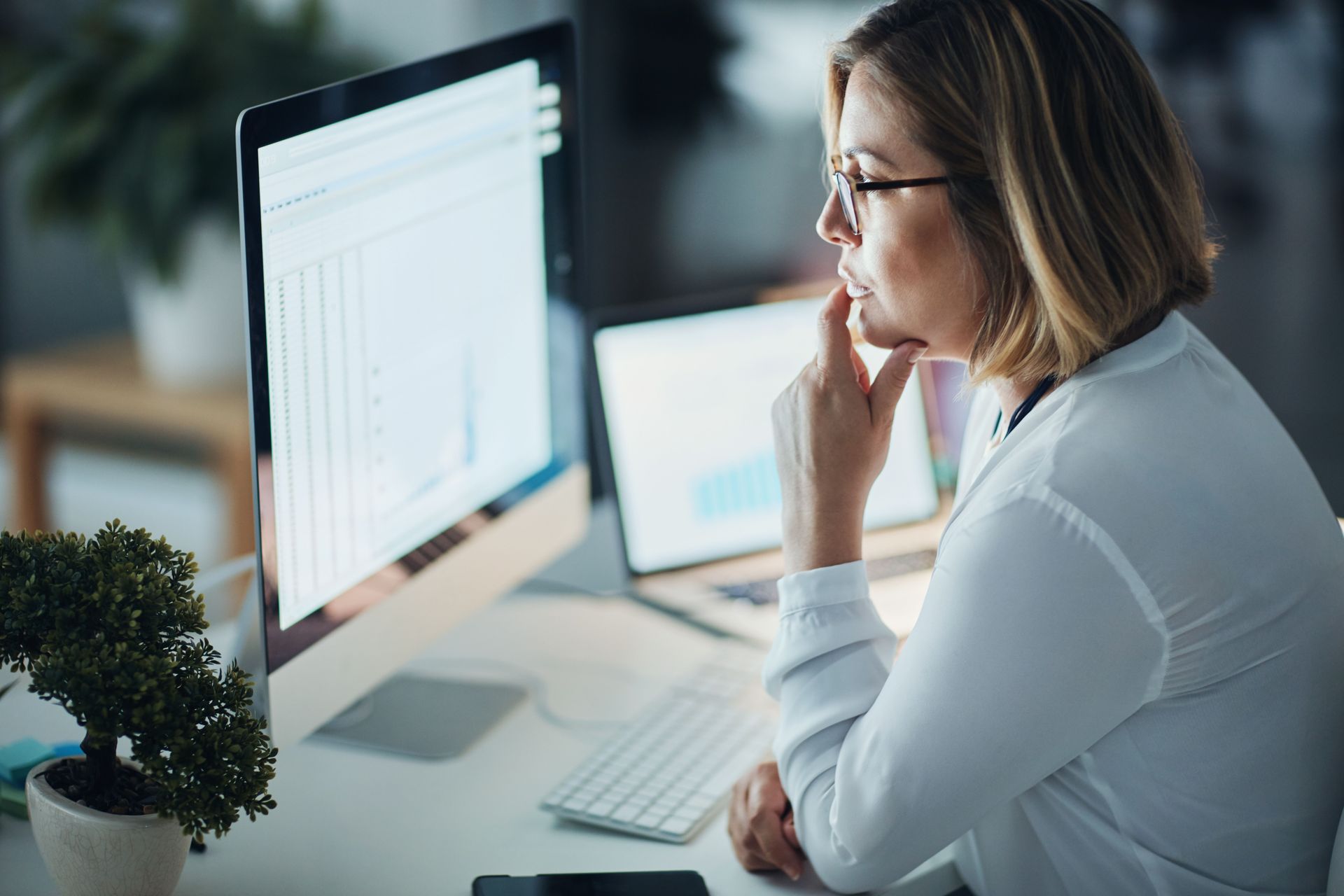 Une femme qui retravaille son fichier excel