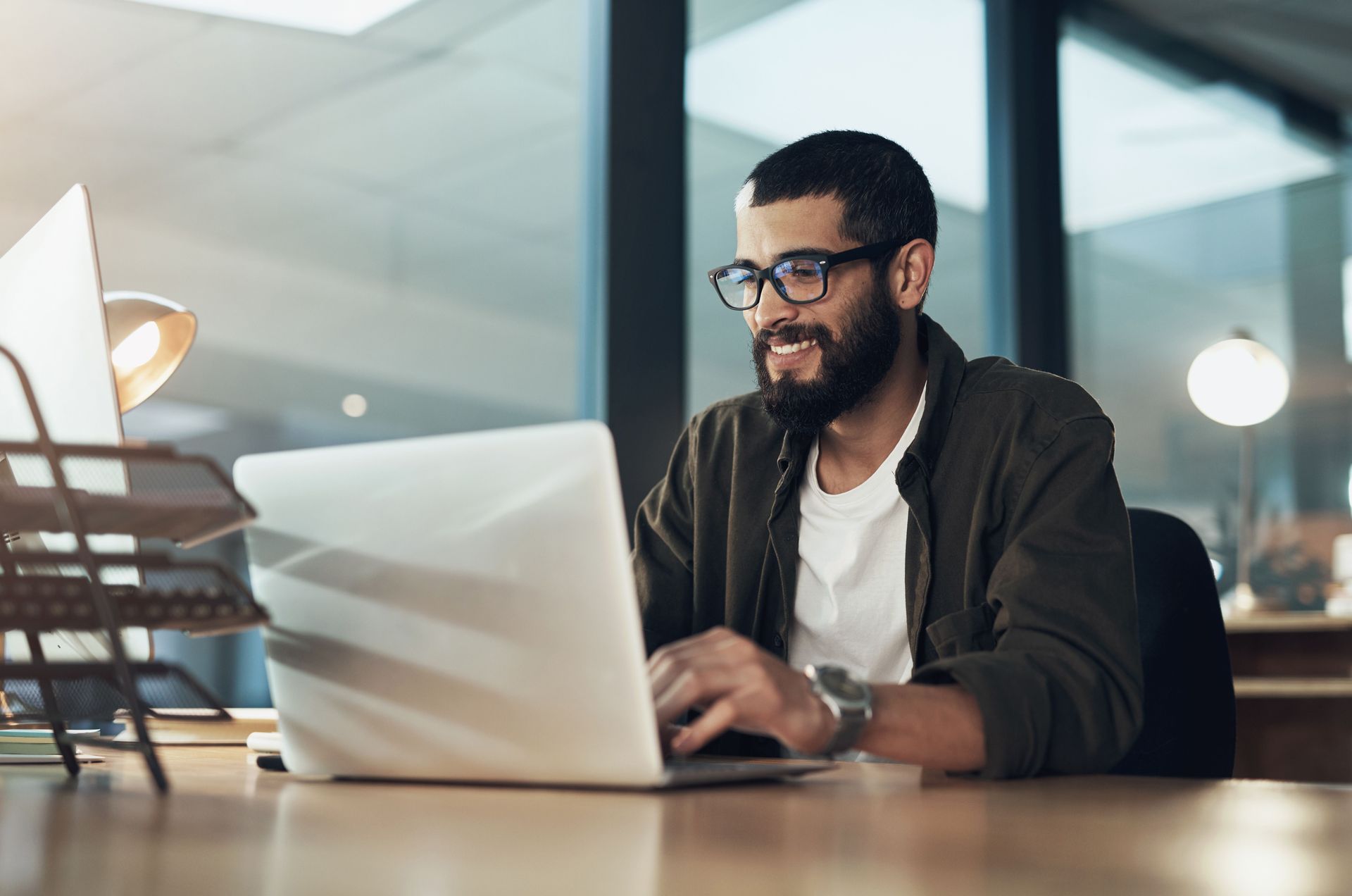 Un homme qui travaille sur sa présentation powerpoint