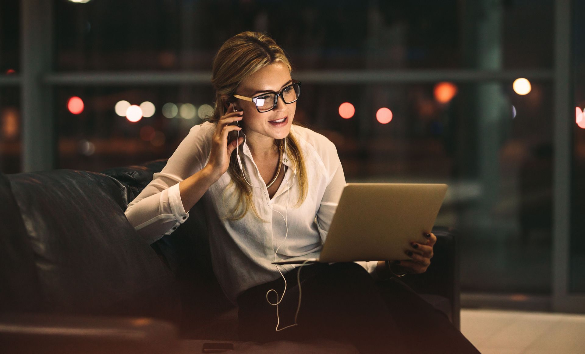 Une femme qui consulte une présentation sur sa tablette