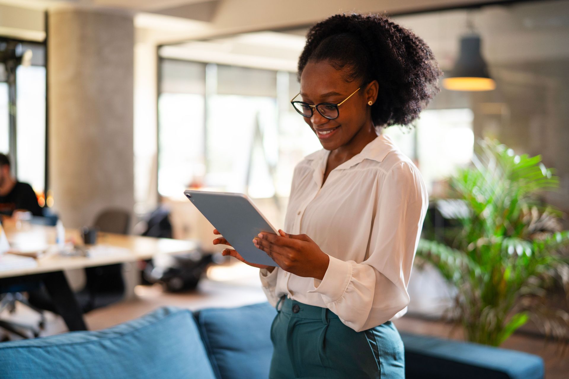 Une femme qui découvre un contenu sur sa tablette