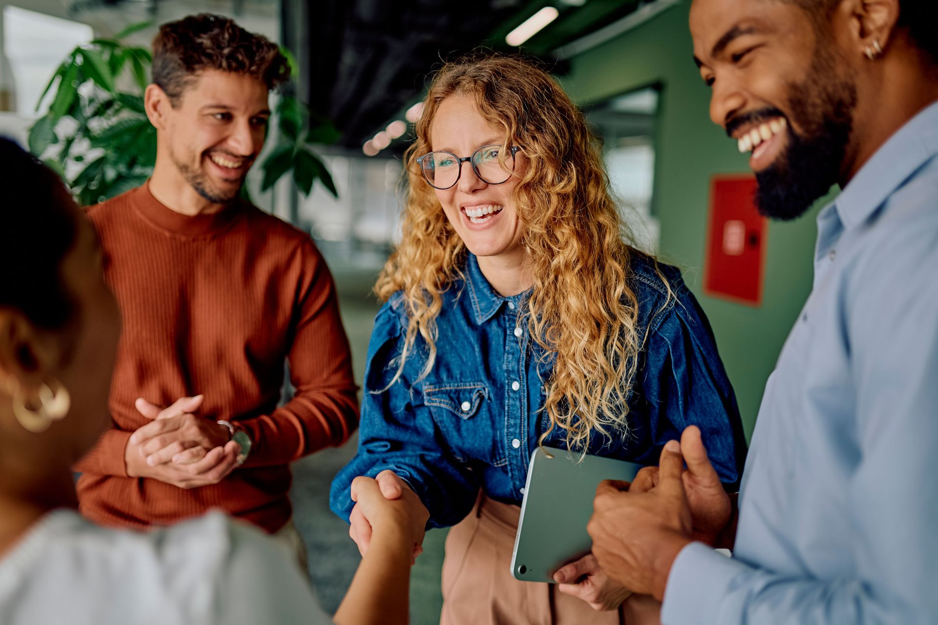 poignée de main entre partenaires professionnels